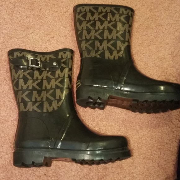 **SOLD**Michael Kors Short Rainboots - Picture 2 of 8